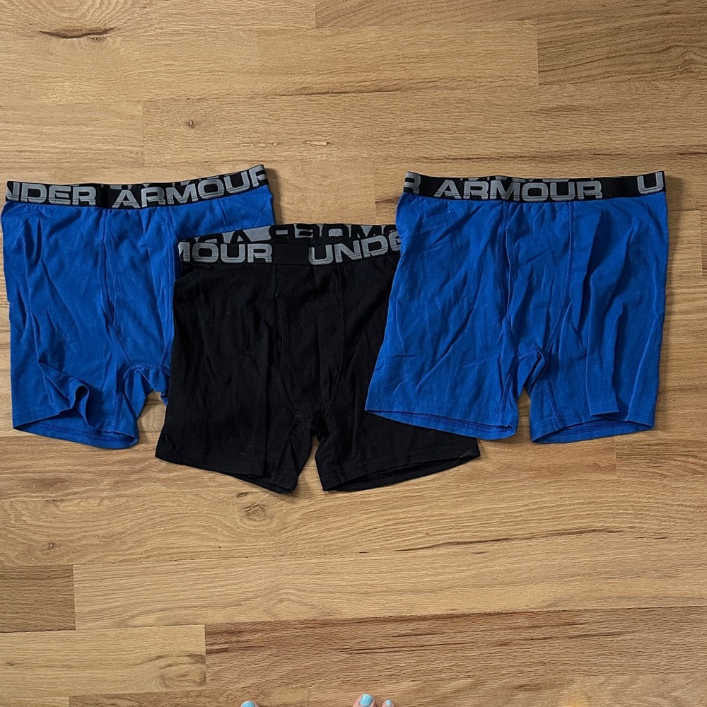 Under Armour Fitted Heatgear set of 3 boxer briefs youth XL